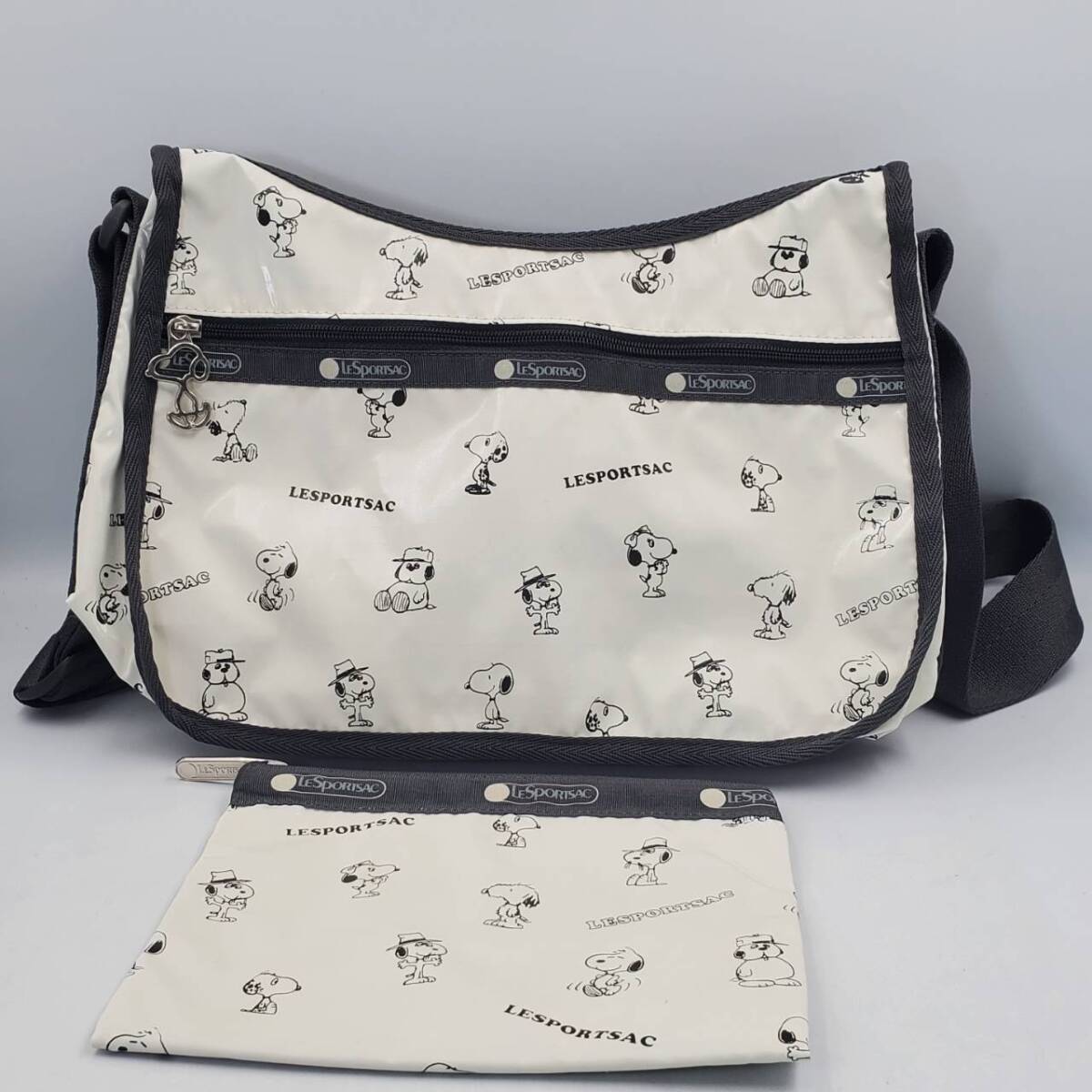 #19987 LeSportsac × PEANUTS70周年 レスポートサック ショルダーバッグ /ポーチセット SNOOPY スヌーピーコラボ レディース ホワイト総柄_商品説明にも画像が掲載されています。