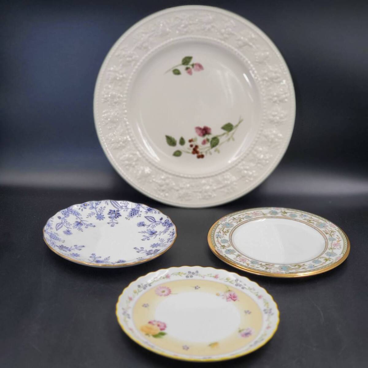 #4056 皿4枚まとめ WEDGWOOD ウェッジウッド 大皿 / ノリタケ ボーンチャイナ 皿 3枚 アンティーク コレクション 洋食器 食器 料理の画像1