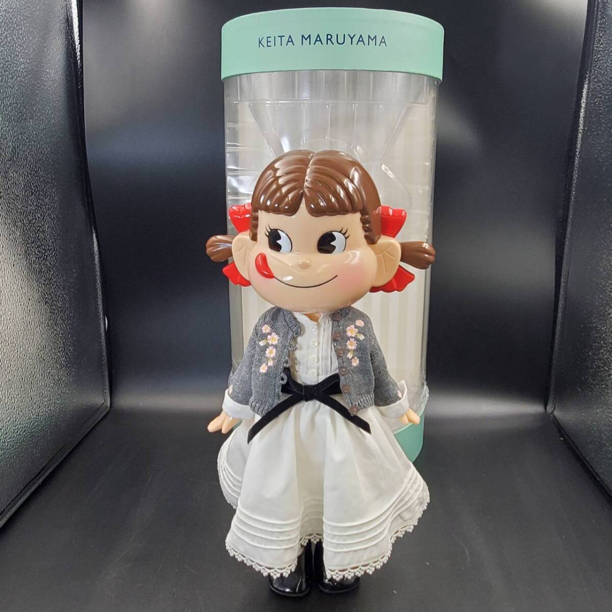 #14A 非売品 不二家 × KEITA MARUYAMA Peko Family Club ペコちゃん人形 スウィートピュアドレス 体長 約32cm ケース付き _画像2