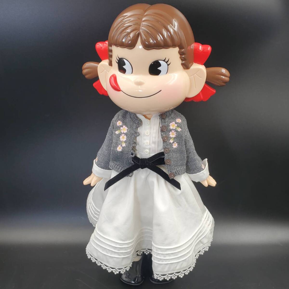 #14A 非売品 不二家 × KEITA MARUYAMA Peko Family Club ペコちゃん人形 スウィートピュアドレス 体長 約32cm ケース付き の画像3