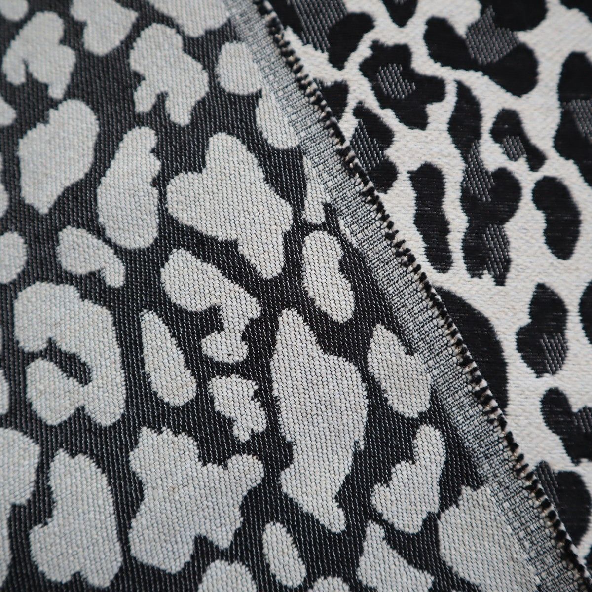 J90 レオパード 豹柄  ゴブラン織り生地 ジャガード織り 150×50cm