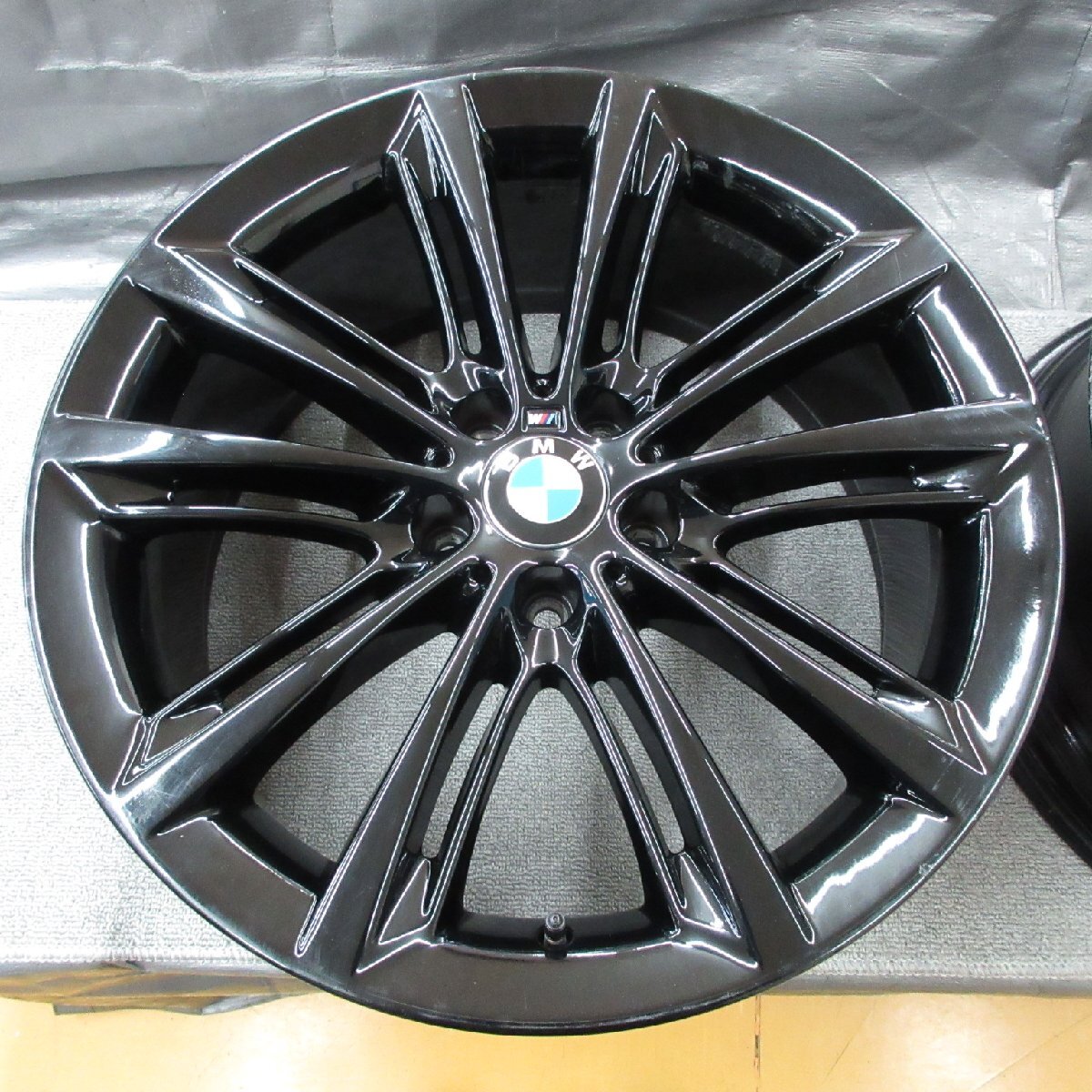 □送料無料A2■ BMW 5シリーズ Mパフォーマンス 純正 ■ 20×8.5J+33/20×9.0+44 ■ 5H PCD120 ■ φ72.5 ◇ ４本 ◇ 後塗り？ブラック系_画像2