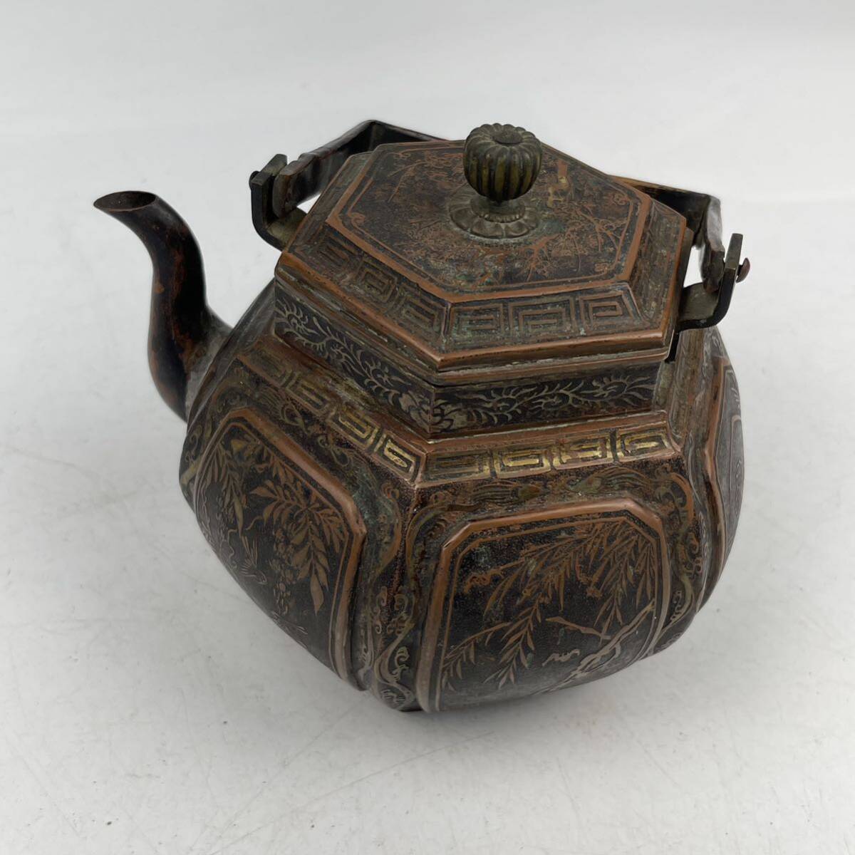 時代　銅瓶　中国美術　花紋面取り　容量約900ｍｌ　/　時代物　煎茶道具　湯沸し　急須　彫金　金工　.1421_画像3