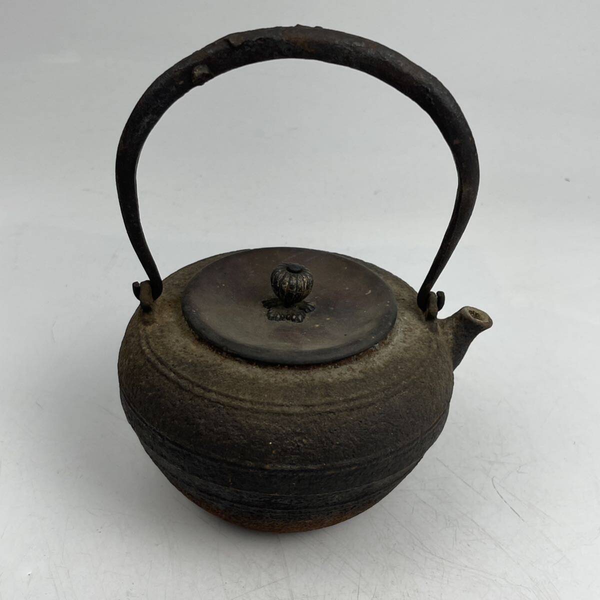 時代　鉄瓶　小型　容量約900ｍｌ　/　時代物　金属工芸　湯沸し　急須　煎茶道具　.1439_画像3