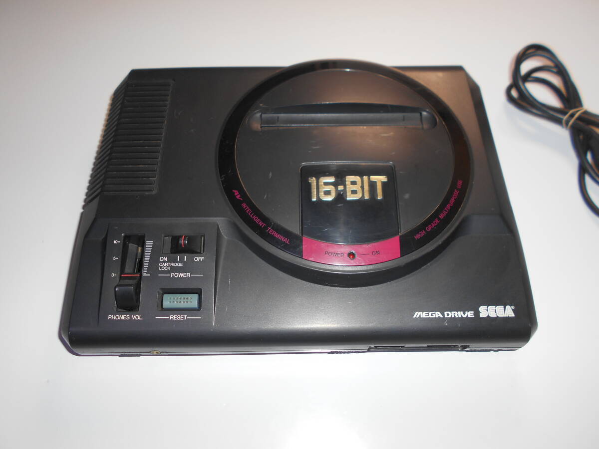 清掃動作品、起動確認済み SEGA MEGA DRIVE セット メガドライブ本体 純正コントローラー１個 アダプター1個　ケーブル A_画像2