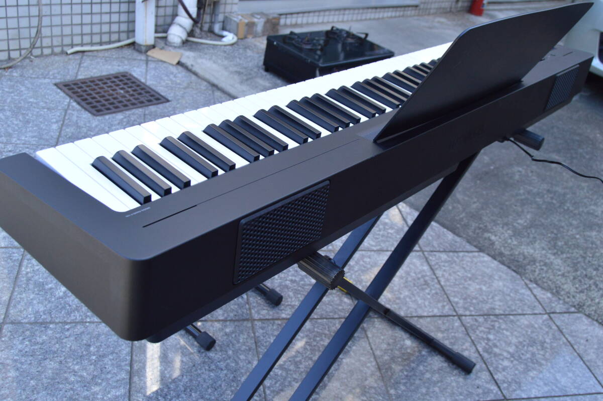 F151 直接引き取り限定 比較的美品 動作品 YAMAHA P-145B 電子ピアノ ヤマハ キーボード スタンド ペダル 椅子付き AE 2023年製の画像6