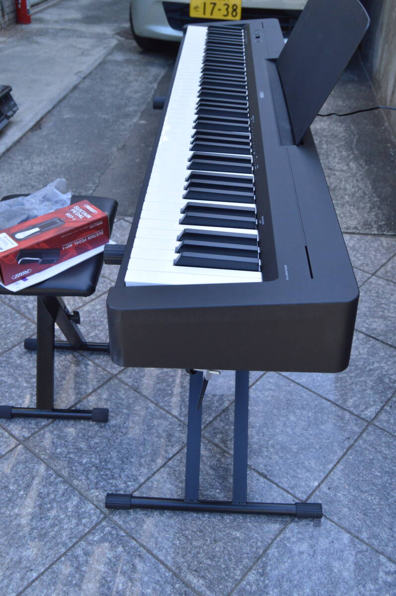F151 直接引き取り限定 比較的美品 動作品 YAMAHA P-145B 電子ピアノ ヤマハ キーボード スタンド ペダル 椅子付き AE 2023年製の画像10