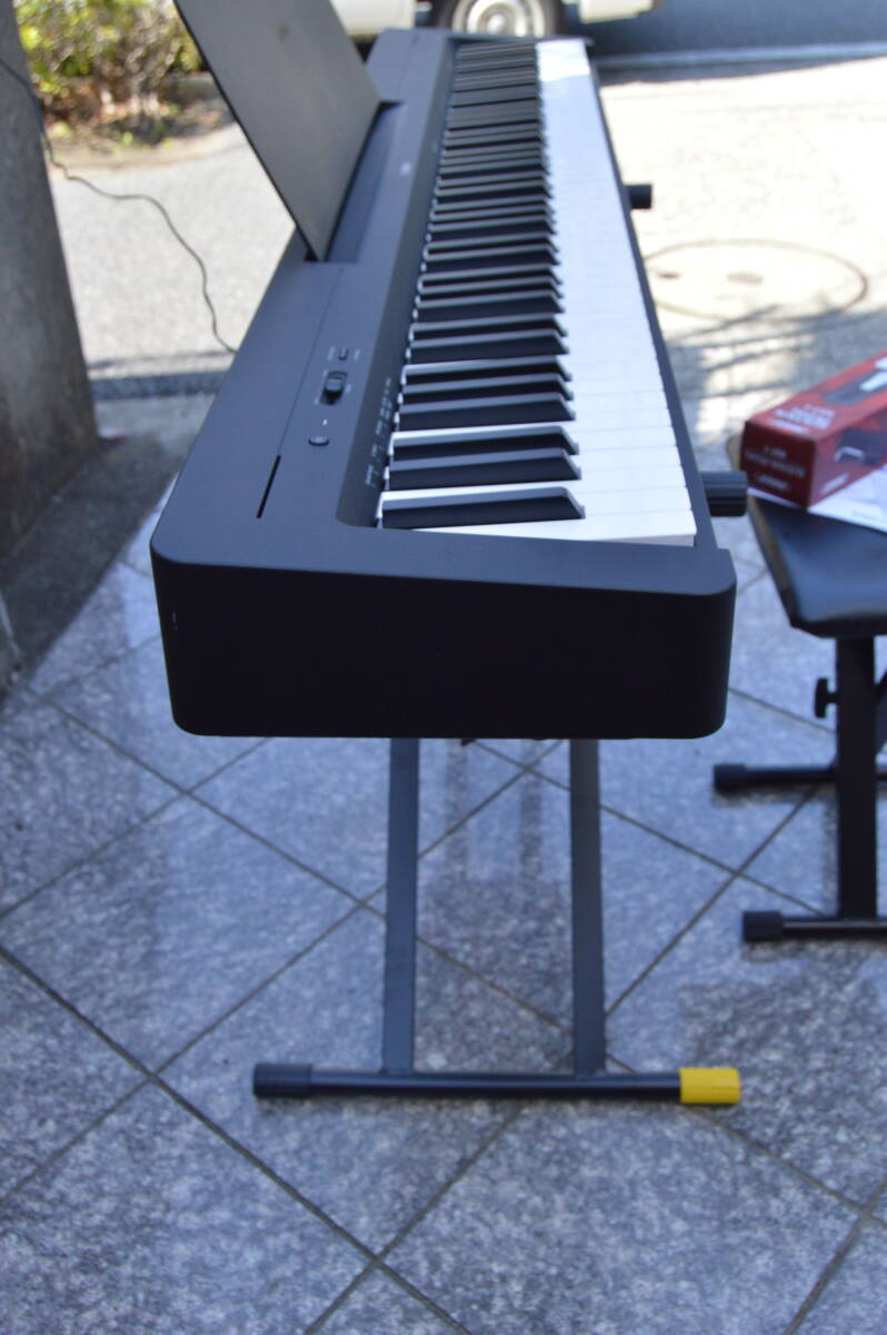 F151 直接引き取り限定 比較的美品 動作品 YAMAHA P-145B 電子ピアノ ヤマハ キーボード スタンド ペダル 椅子付き AE 2023年製の画像9