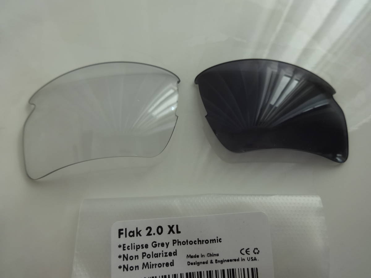 オークリー フラック2.0XL用 調光レンズ Replacement Lenses Oakley FLAK 2.0XL Grey Photochromic _右側が太陽光に30秒あてたレンズです。