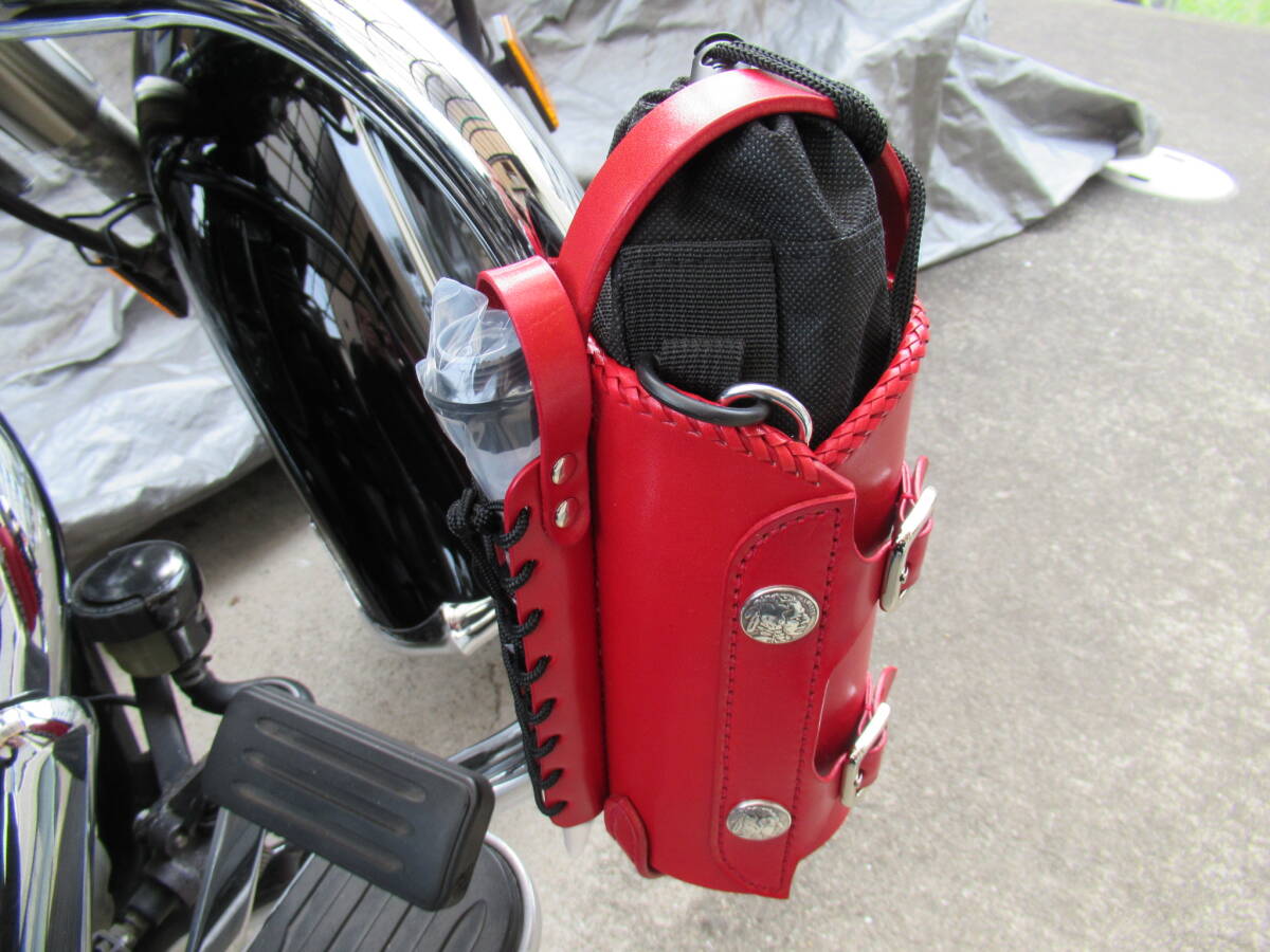 栃木レザー製サドルレザー レッド ガソリン携行缶ホルダー（１L 携行缶付き） ハーレー アメリカン バイクの画像4
