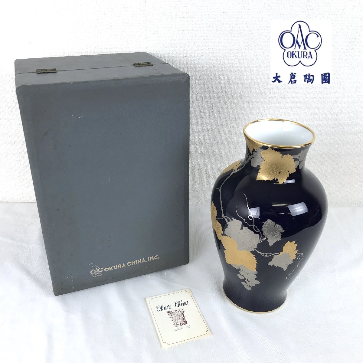 1203 OKURA 大倉陶園 花瓶 金蝕バラ 金彩 瑠璃色 葡萄図 高さ27.5cm 花器 花びん フラワーベース 箱付き_画像1