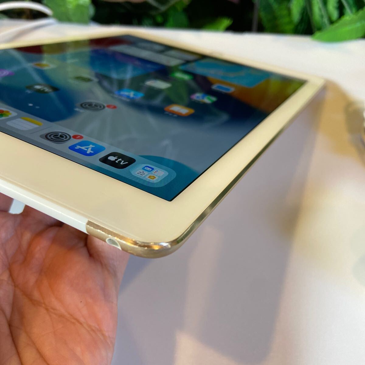 ［美品］Apple iPad Air 第2世代/32GB/SIMフリー/Wi-Fi+Cellular/ゴールド03
