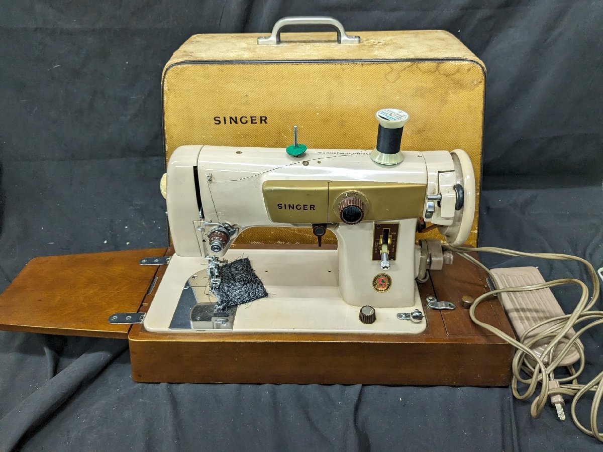 針動きました！ SINGER シンガー SEWING MACHINES ミシン アンティーク BAU3-7TV ペダル・付属品多数の画像1