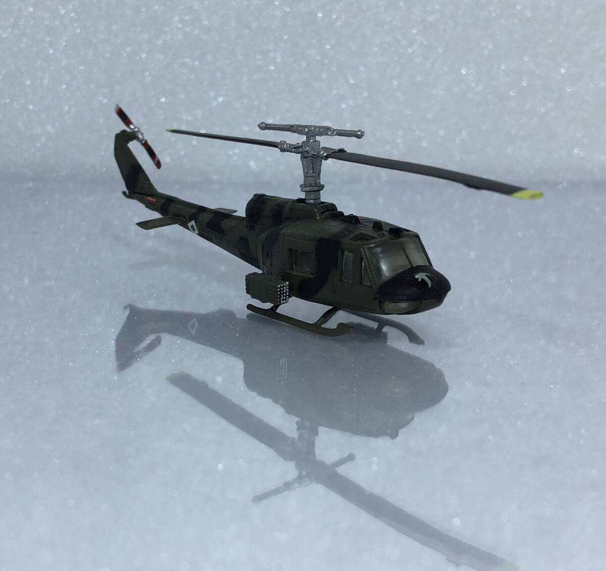 ■完成品 1/144 UH-1 イロコイ アメリカ陸軍仕様 ベトナム迷彩塗装 ♯ 3-B エフトイズ ヘリボーンコレクション 汎用ヘリコプターの画像9