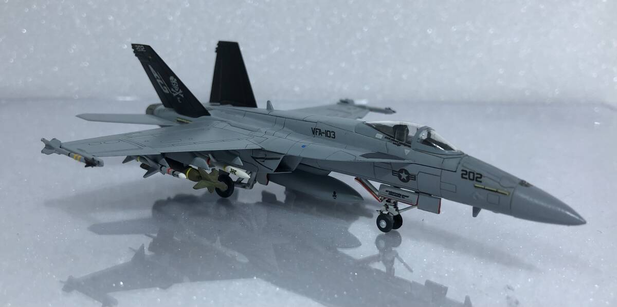 ■完成品 1/144 アメリカ海軍 第103戦闘攻撃飛行隊 ジョリーロジャース VFA-103 202 F/A-18E スーパーホーネット_画像7