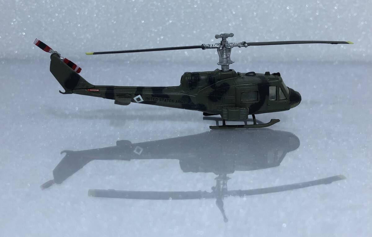 ■完成品 1/144 UH-1 イロコイ アメリカ陸軍仕様 ベトナム迷彩塗装 ♯ 3-B エフトイズ ヘリボーンコレクション 汎用ヘリコプター_画像8