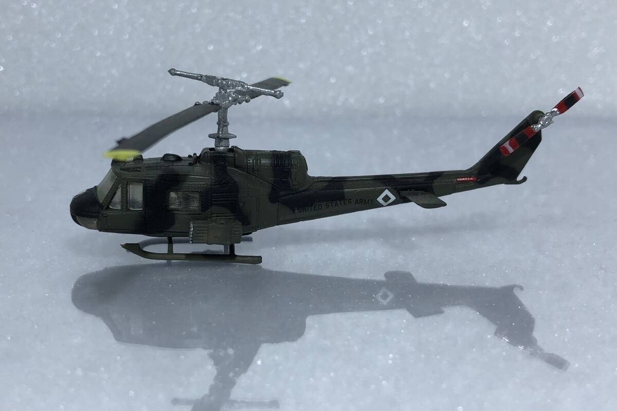 ■完成品 1/144 UH-1 イロコイ アメリカ陸軍仕様 ベトナム迷彩塗装 ♯ 3-B エフトイズ ヘリボーンコレクション 汎用ヘリコプター_画像5