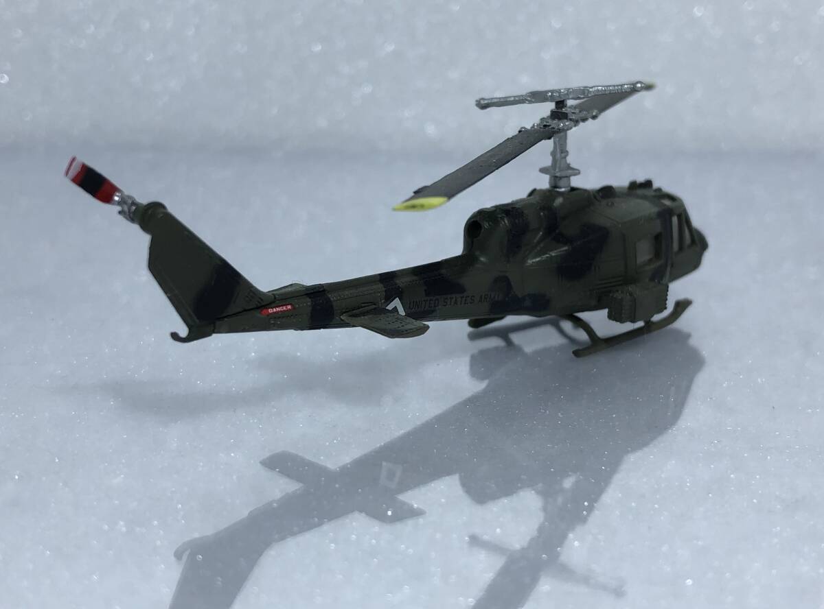 ■完成品 1/144 UH-1 イロコイ アメリカ陸軍仕様 ベトナム迷彩塗装 ♯ 3-B エフトイズ ヘリボーンコレクション 汎用ヘリコプター_画像7