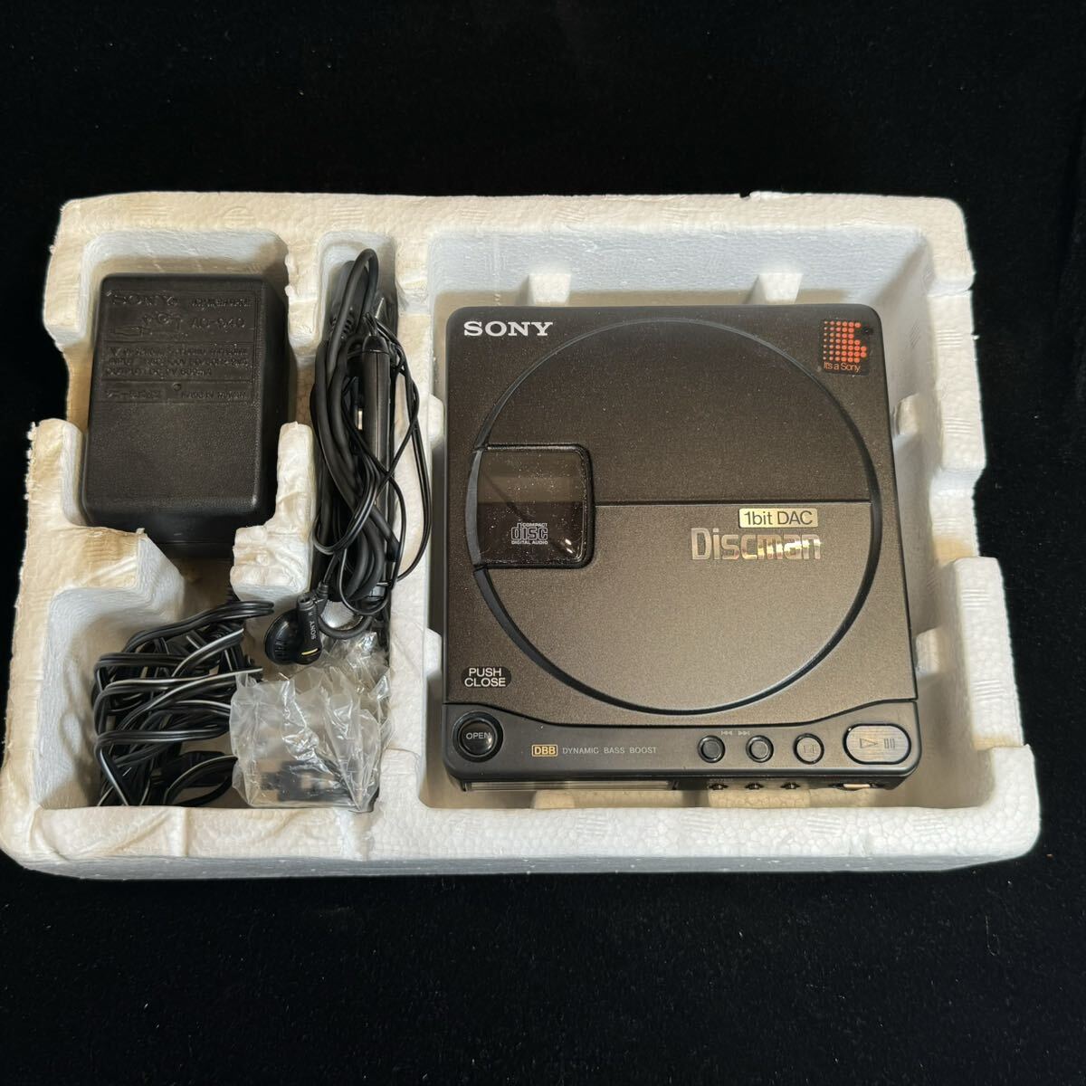 SONY Discman D-99 ポータブルCDプレーヤー ソニー ディスクマン アダプター リモコン イヤフォン付き ジャンク の画像1