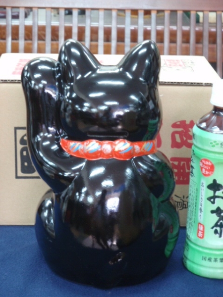 ◇送料無料◇布団付き♪新品！高さ26cm♪国産 常滑焼 招き猫 黒猫 コロナ 厄除け 開運置物 貯金箱　_画像3