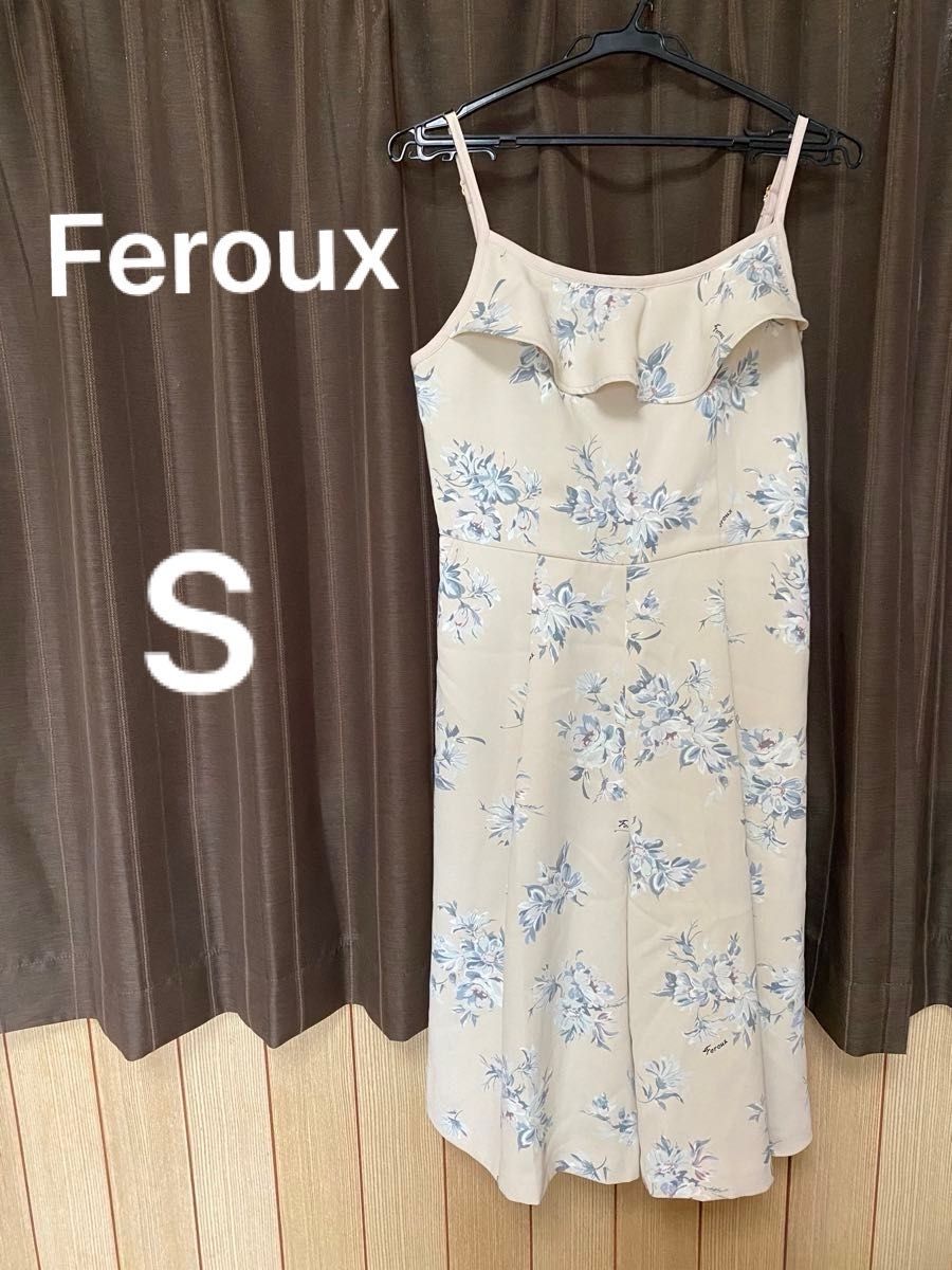 Feroux 綺麗めサロペット　ポケットつき　ピンクベージュ　花　