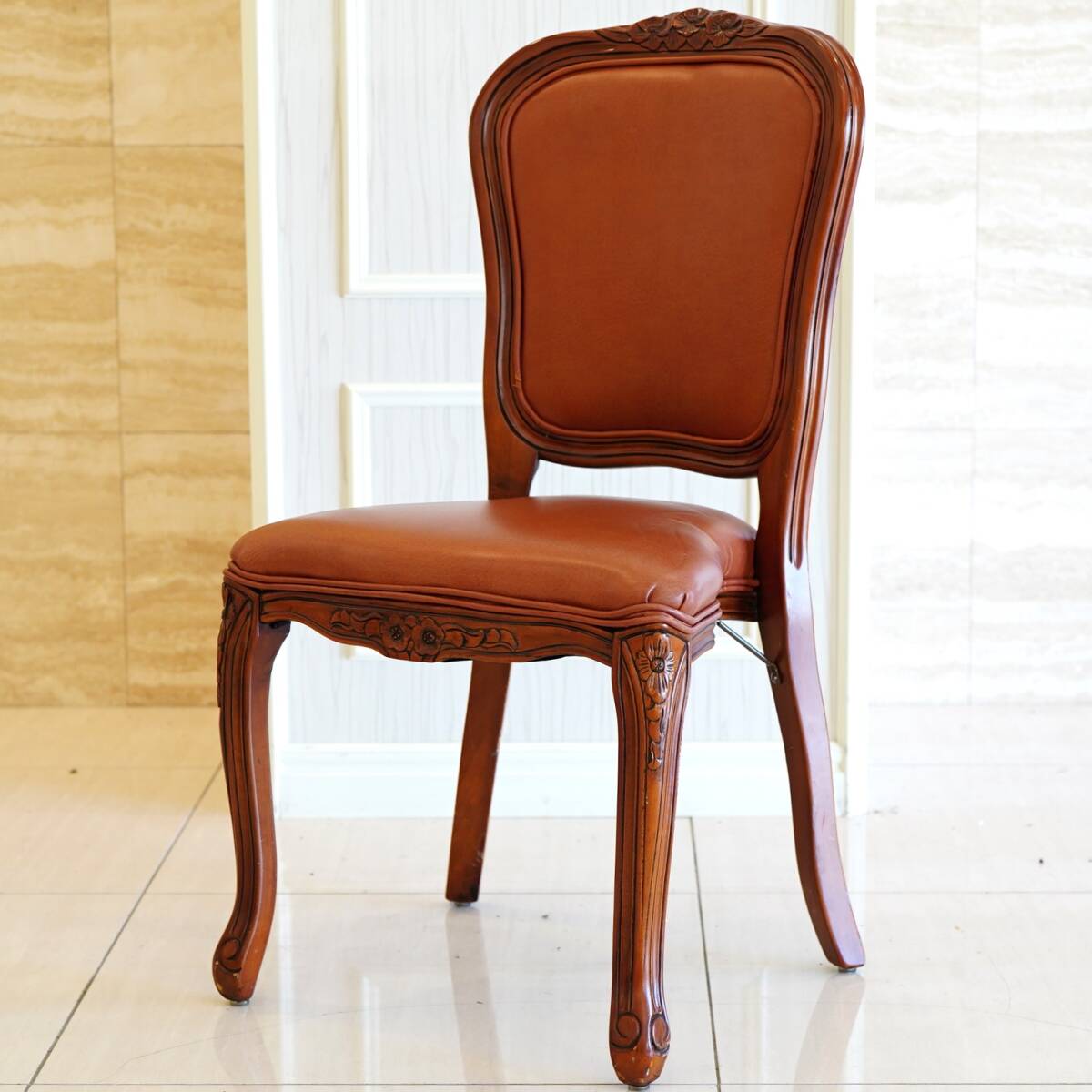 NA4828 在庫２０脚 ダイニングチェア 木製 椅子 合皮 彫刻 花柄 式場 家具 インテリア ロココ調 ヴィンテージ アンティーク レトロ 検Sの画像1