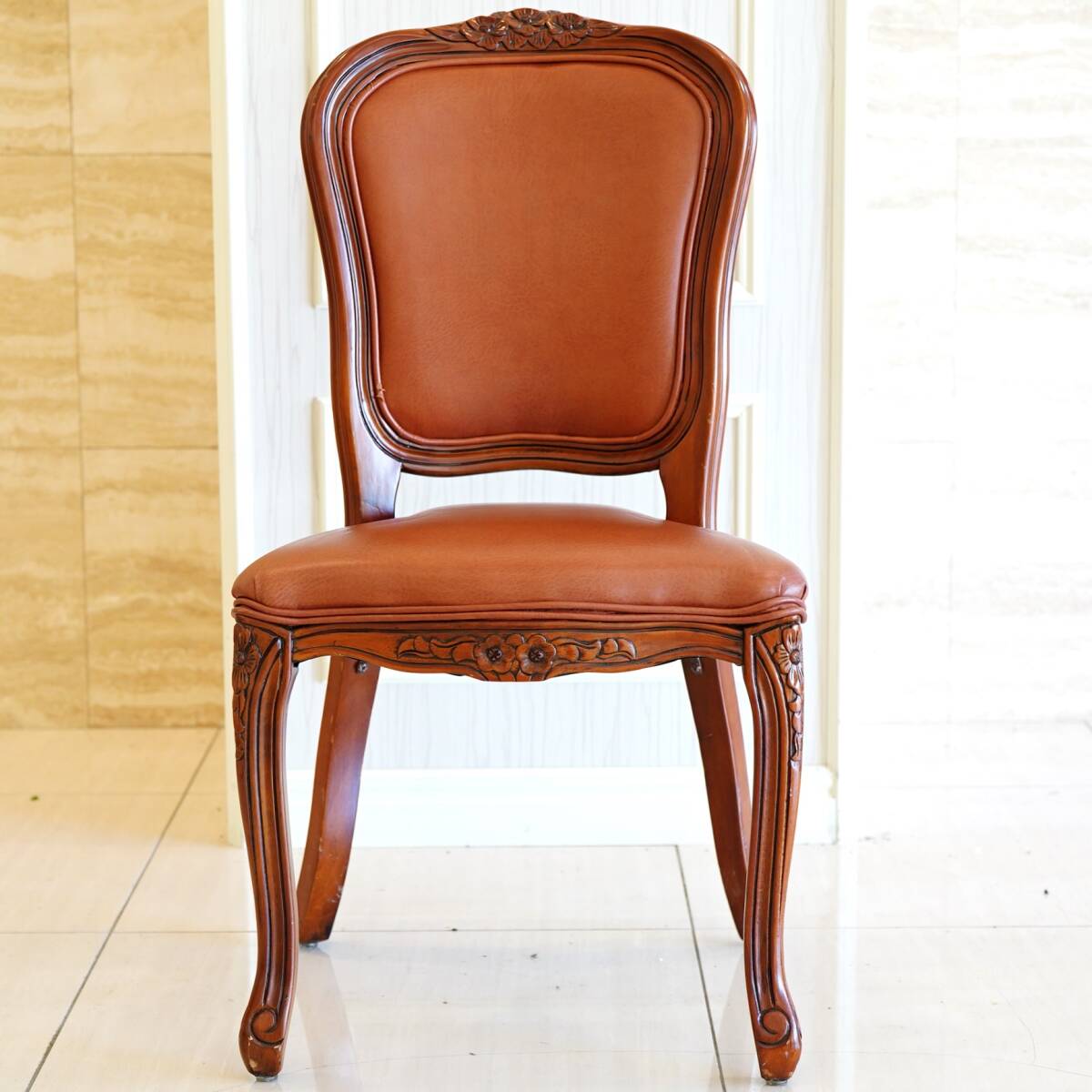 NA4828 在庫２０脚 ダイニングチェア 木製 椅子 合皮 彫刻 花柄 式場 家具 インテリア ロココ調 ヴィンテージ アンティーク レトロ 検Sの画像2