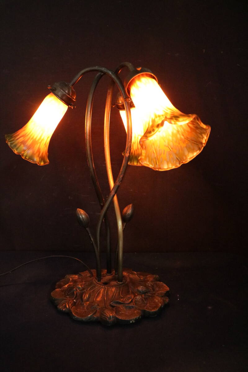 78　アンティーク照明　リリーガラスシェードブロンズ台３灯ランプ　高42ｃｍ　ナイトランプ　テーブルランプ　スタンドランプ_画像1