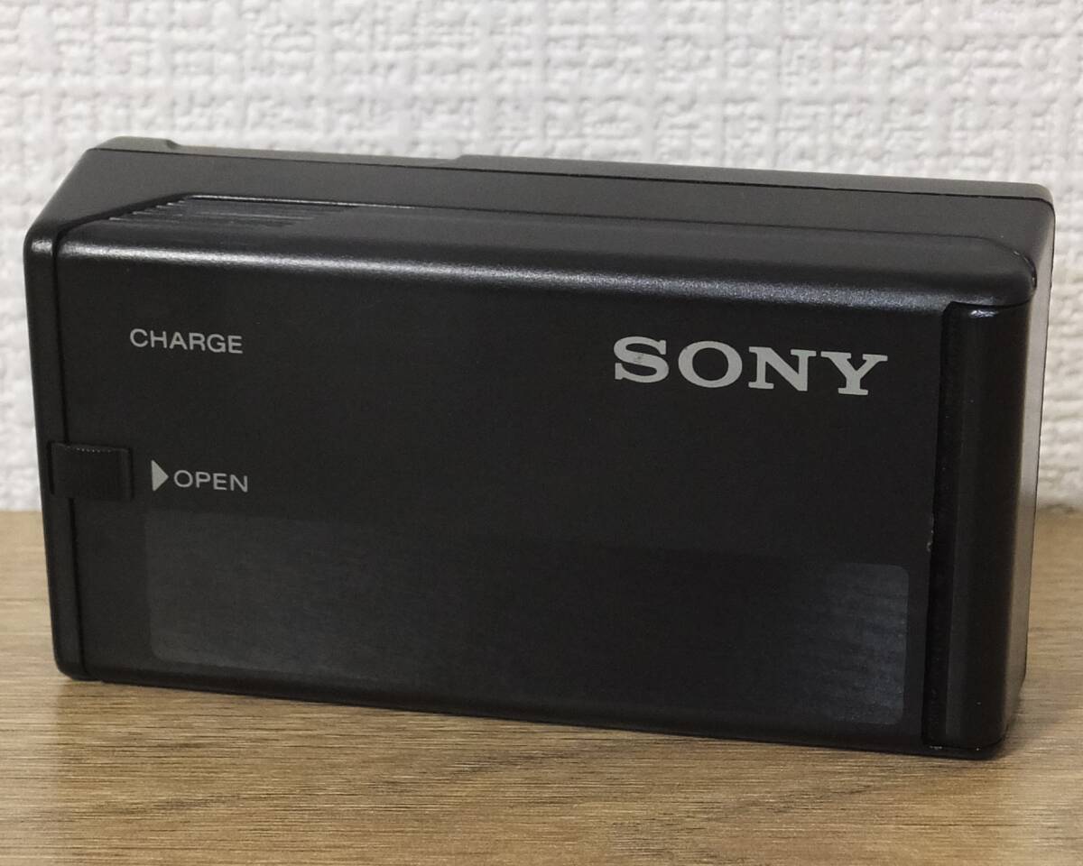 SONY WALKMAN ウォークマン WM-EX90 カセットプレーヤー ソフトケース付き＆ 充電器 BC-7A 通電しますが要修理品_画像9