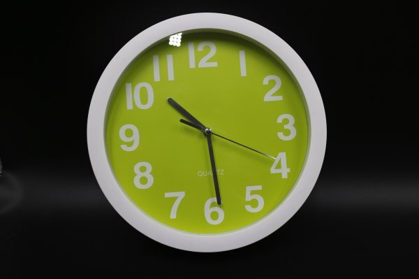 グリーンの文字盤のクォーツ時計　140920 壁掛け時計 　ステップ式　動作確認済　_画像1