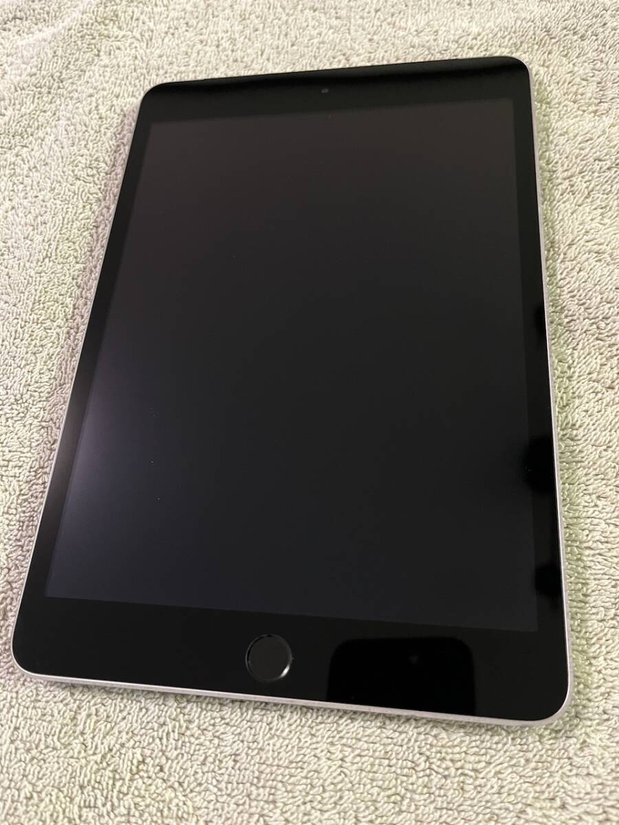 ★【美品】iPad mini3 Wi-Fi+Cellular au 16GB スペースグレイ（ケース付き）_画像1