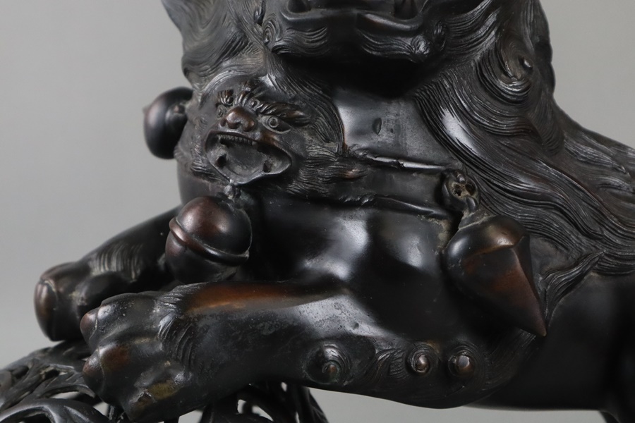 時代金工 古銅 特大 玉獅子 置物 高45,9cm 幅54,5cm 重12kg 銅製 狛犬 細密細工 古美術品[c339]_画像3