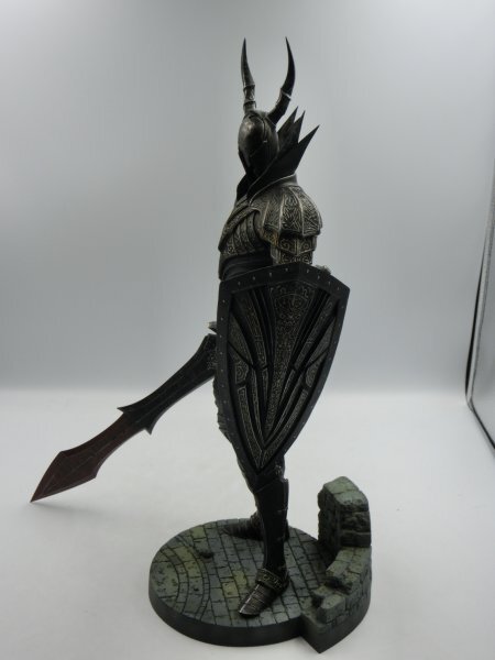 【中古現状品】フィギュア DARK SOULS ダークソウル 黒騎士 1/6 スタチュー 全高約41cm(台座含む) 大剣他武器４点付き 1FA5-T120-3MA281_画像4