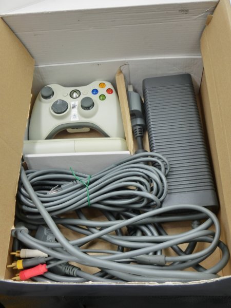 【中古現状品・通電確認済】 XBOX360 HD20GB ヘッドセット付 通電・トレイ開閉動作確認 1FA3-T100-3MA346の画像3