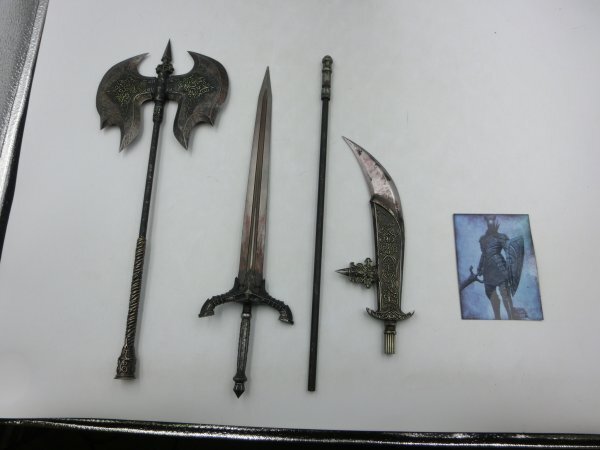 【中古現状品】フィギュア DARK SOULS ダークソウル 黒騎士 1/6 スタチュー 全高約41cm(台座含む) 大剣他武器４点付き 1FA5-T120-3MA281_画像3