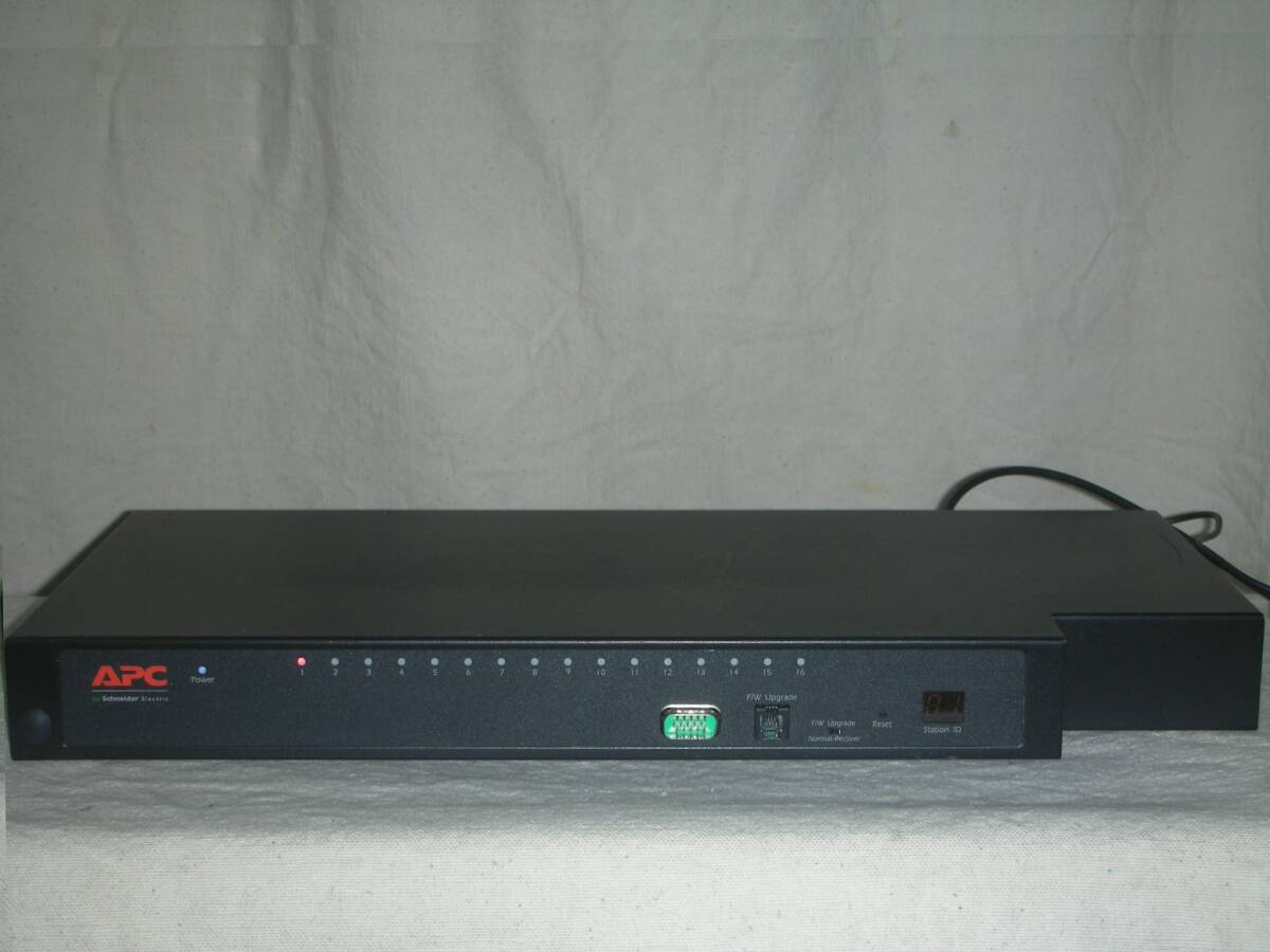 ☆16 Port, 1 Local User KVM Switch／APC KVM0116A！(#F4-230)「100サイズ」☆ _画像1