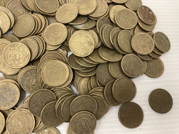 M　ほぼ1円　旧1円　　古銭　約1.1ｋｇ　黄銅貨　　EE⑧_画像4
