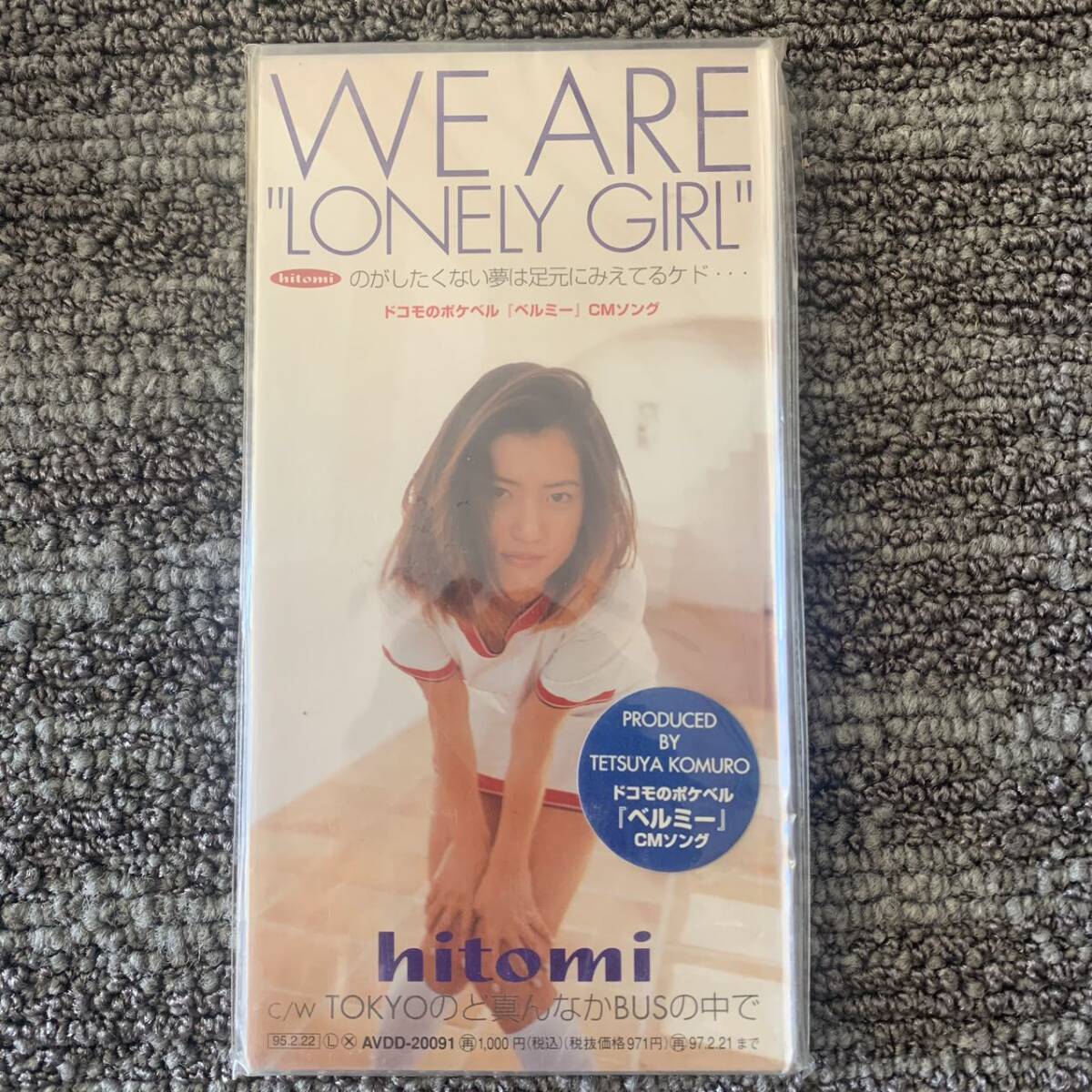 hitomi//WE ARE ”LONGLY GIRL ” ｃ/ｗ　TOKYOのどまんなかBUSの中で　新品未開封8cmCD_画像1