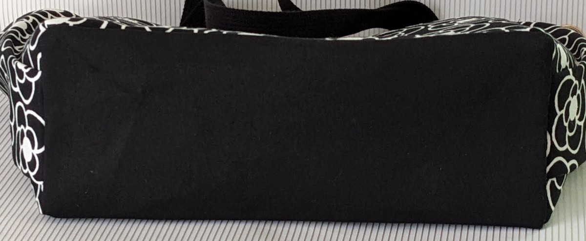 カメリア(北欧風)・黒色帆布のサイドポケット付きトートバッグW・ハンドメイド_画像5