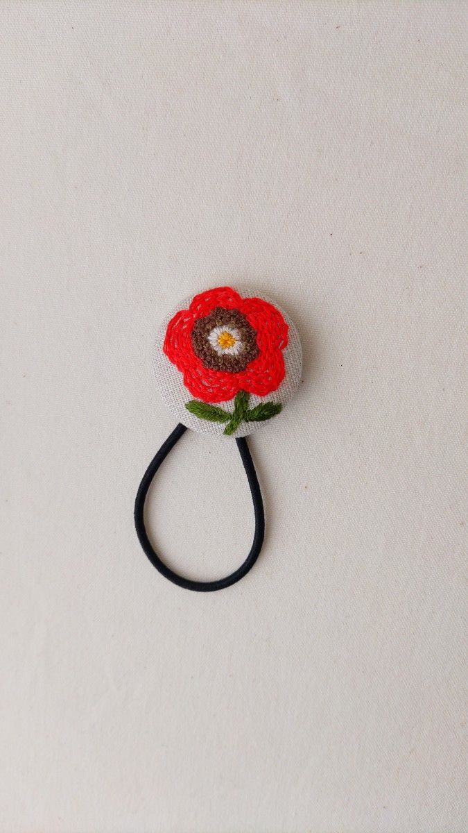 ハンドメイド　 ヘアゴム　手刺繍　赤いお花