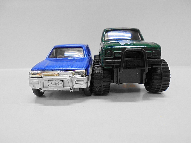 トミカ トヨタ ハイラックス ピックアップ トラック ビッグフット 4WD サーフ 2台セット ミニカー トミーの画像2