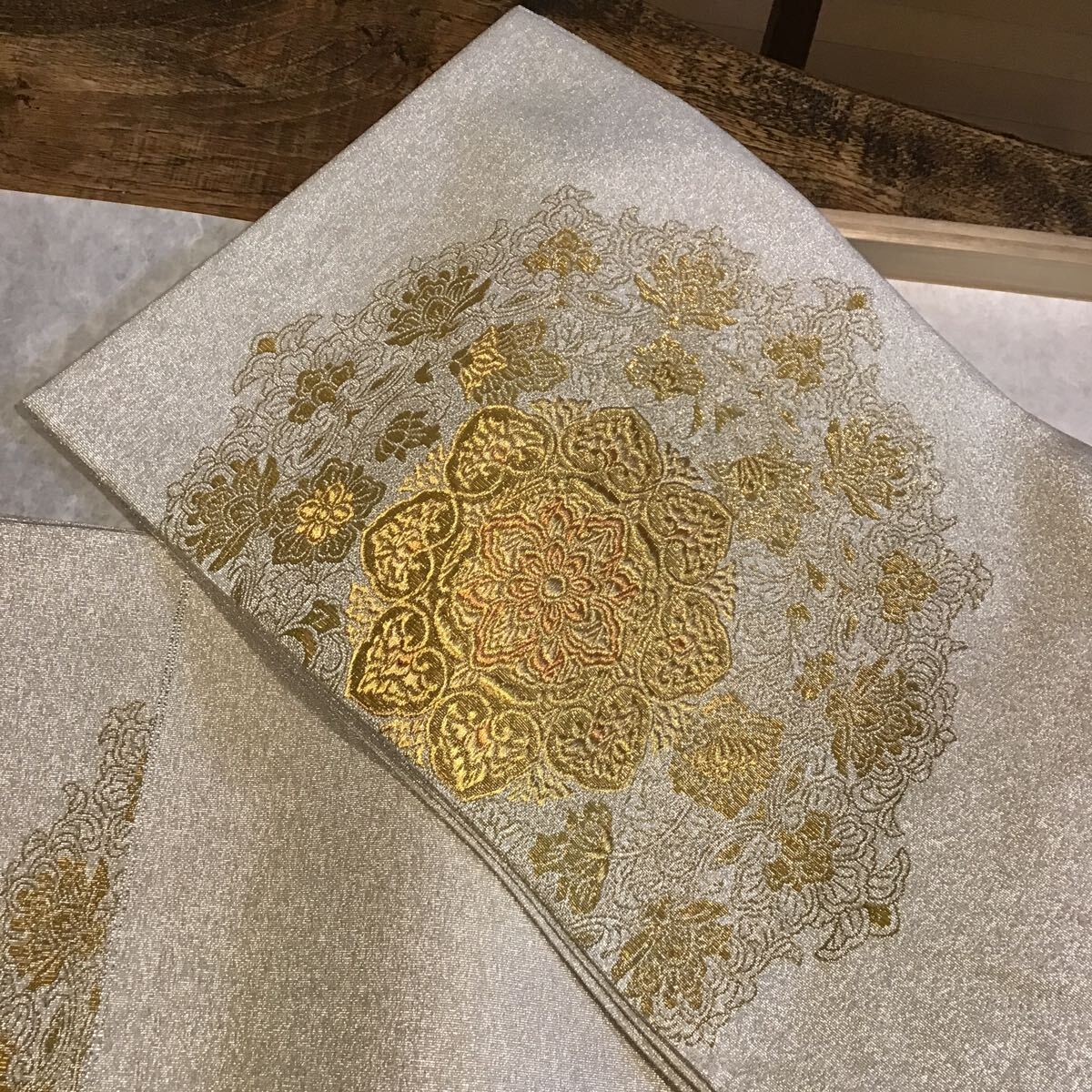 最高級 極上刺繍 西陣織 金糸 綴帯 藤織 木箱入 純金箔24K 刺繍入 正倉院大華文 正絹 西陣笹屋町 二十四金箔つづれ ドイツ製金使用 金絲_画像6