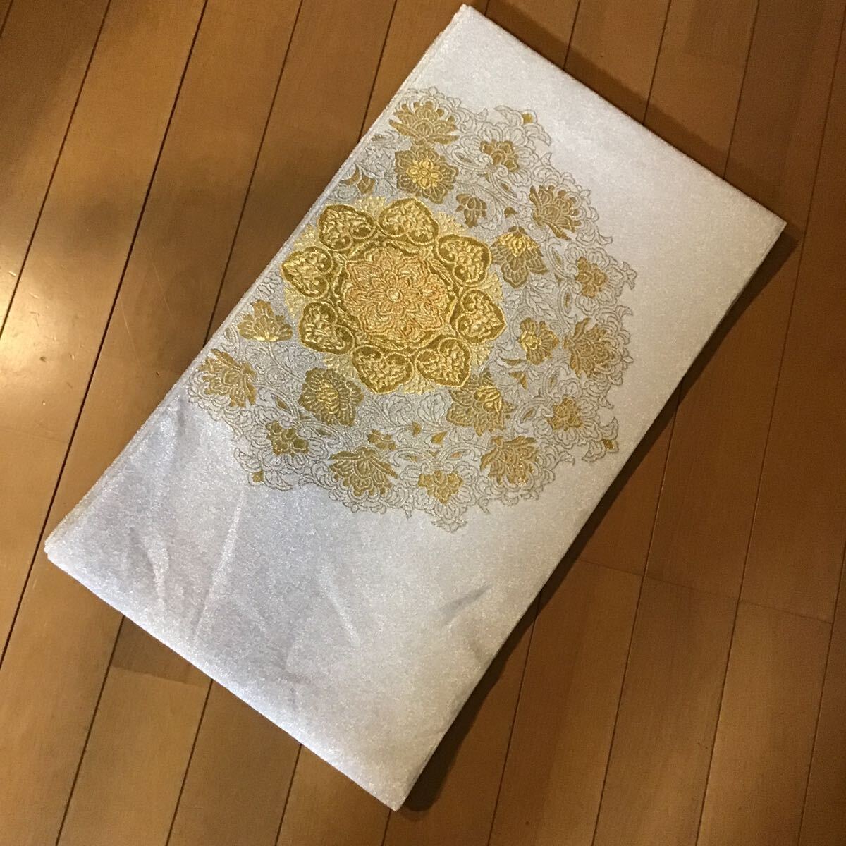 最高級 極上刺繍 西陣織 金糸 綴帯 藤織 木箱入 純金箔24K 刺繍入 正倉院大華文 正絹 西陣笹屋町 二十四金箔つづれ ドイツ製金使用 金絲_画像9