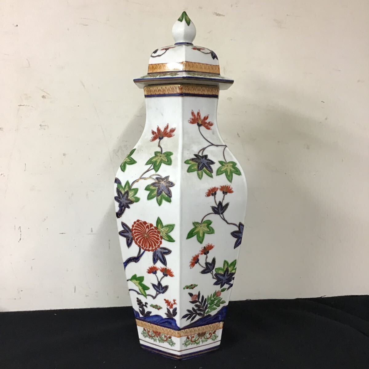 有田焼 HANDPAINTED 輸出用 白磁色絵金彩花瓶 白瓷絢爛豪華沈香壷 高さ49cm ハンドペインテッド 飾り壷 飾壷 壺 高級花瓶 輸出用 花器 香道_画像5