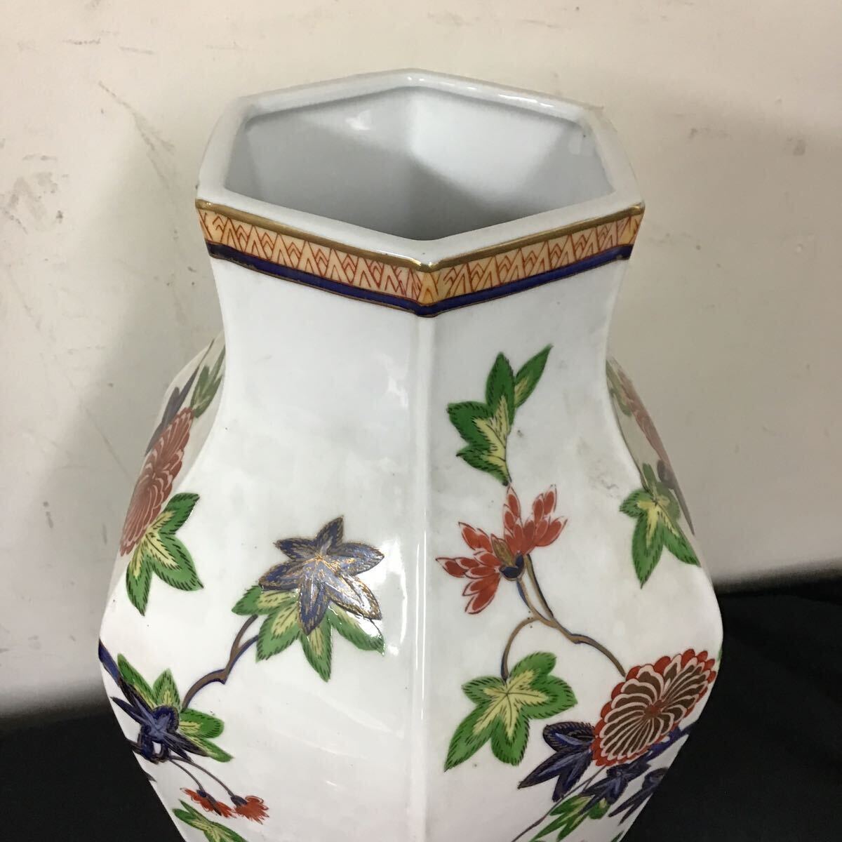 有田焼 HANDPAINTED 輸出用 白磁色絵金彩花瓶 白瓷絢爛豪華沈香壷 高さ49cm ハンドペインテッド 飾り壷 飾壷 壺 高級花瓶 輸出用 花器 香道_画像10