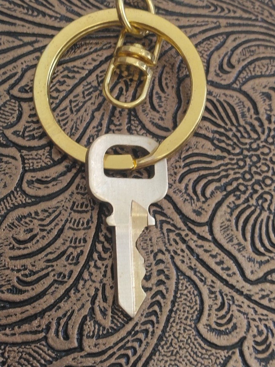 ルイヴィトン312カデナ南京錠の鍵　ゴールド色　キーホルダー アクセサリー 　チャーム 　キーリング