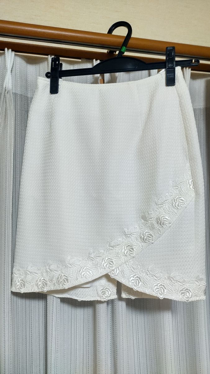 【極美品】バラの刺繍入りミニタイトスカート