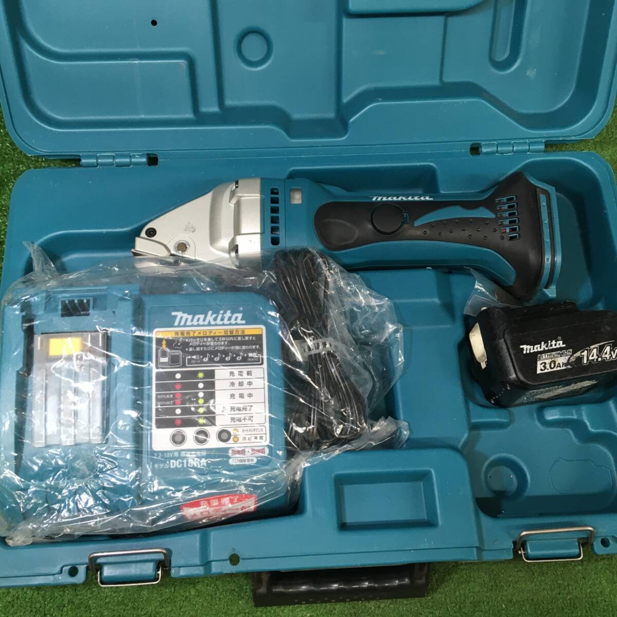【中古品】★マキタ 充電式ストレートシャー 14.4V 1.6mm 本体付属バッテリー1個搭載モデル JS160DRF 充電回数52回 寿命75% ITGLVI44CMCK