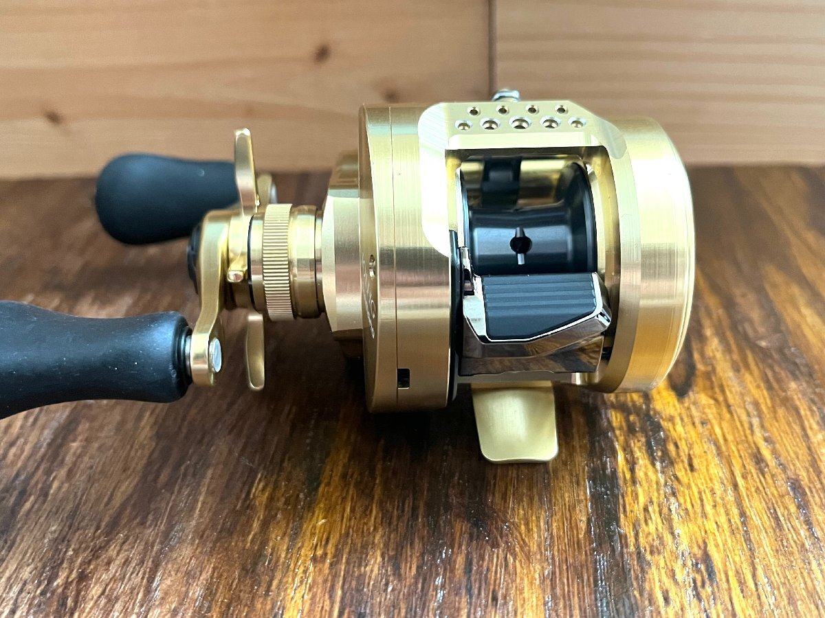 ■ 美品 SHIMANO シマノ CALCUTTA CONQUEST 101HG 21カルカッタコンクエスト レフティ 左巻き ベイトリール リールケース 外箱付 釣具 ★_画像4