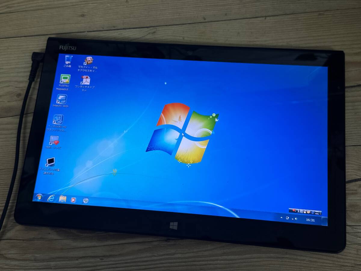 富士通 ARROWS Tab Q704/H [Core i5 4300U 1.9GHz/RAM:4GB/SSD:128GB/13インチ]Windows 7 タブレットPC動作品 ※ジャンク品扱い_画像1